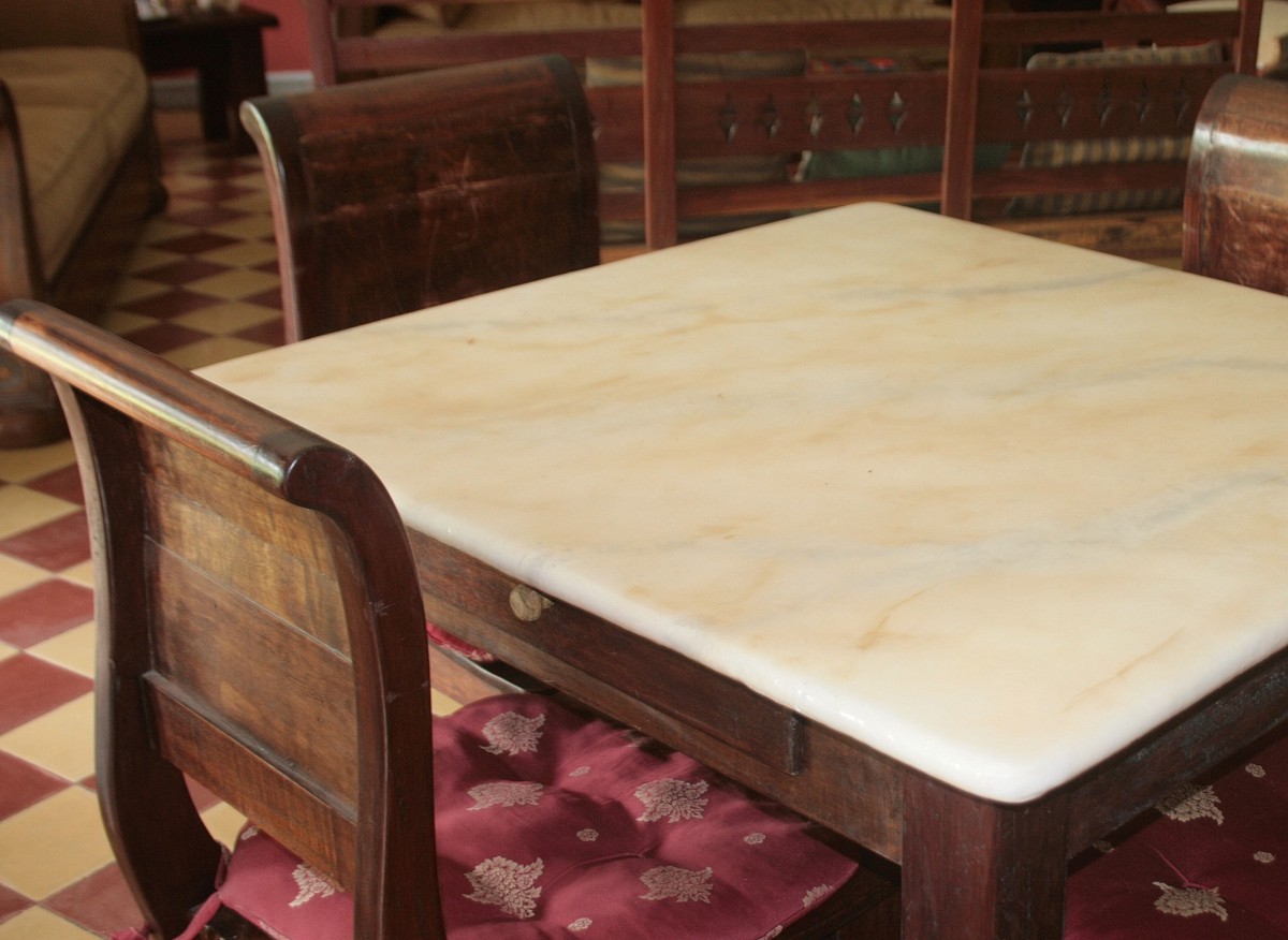 Mesa con sobre de imitación mármol.