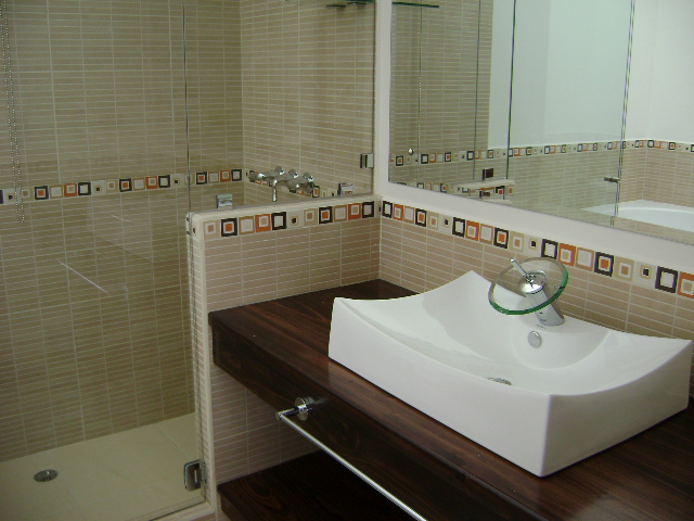 ba&n;os con muebles de madera