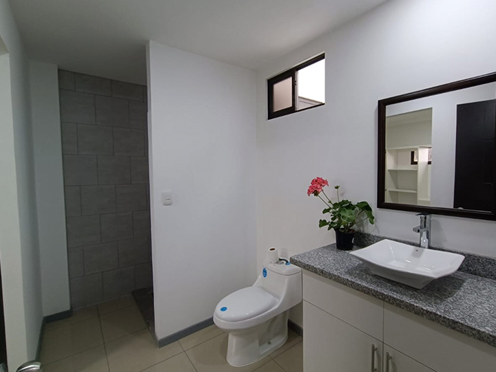 Instalación de tina con hidromasaje
y enchape en baños