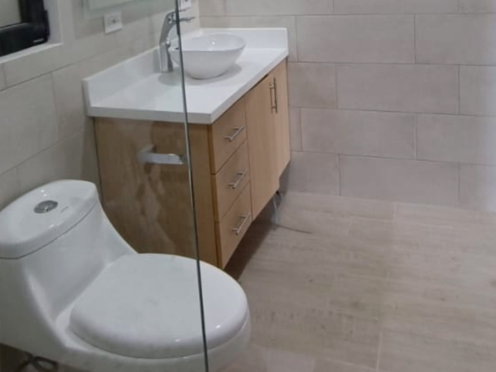 Enchape de mármol en pared de ducha - se puede colocar en pisos, paredes y cubiertas de sobres