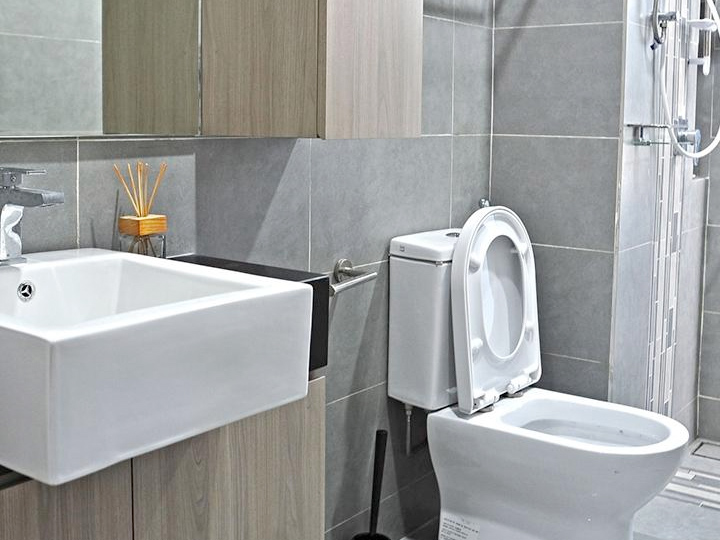 Baño tradicional con sobres de mármol, muebles de madera y enchapes