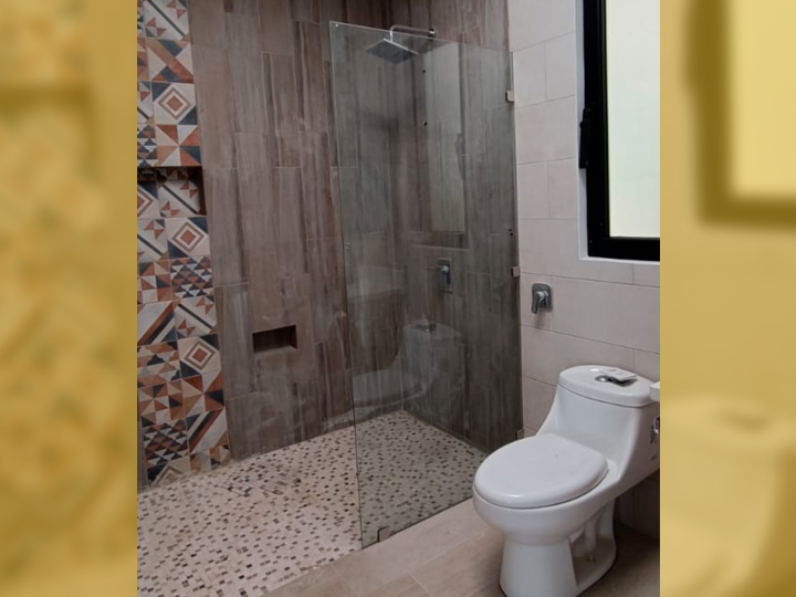 Moderno estilo de lavatorio cuadrado empotrado sobre mueble de madera, con enchape de cerámica en la pared de la ducha